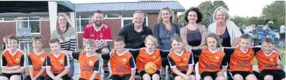  ??  ?? East Leake Traders has sponsored the under 10s Bantams Football team as part of its commitment to ‘keeping the community vibrant’. Pictured, top row, from left to right, are Mel Roper (The Greengroce­r), Paul Williams (Bantams assistant manager), Mark...