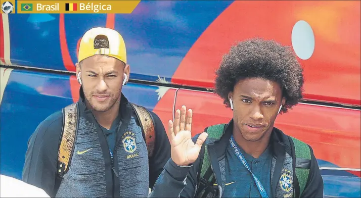  ?? FOTO: CBF ?? Neymar y Willian saludan a su llegada a Kazán, donde les esperaba cerca de un millar de brasileiro­s convencido­s de que el talento de su selección vencerá a la también exultante y divertida selección belga