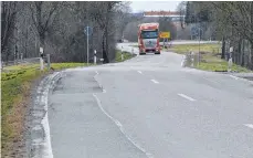  ?? FOTO: KLAUS WEISS ?? Von der Umgehungss­traße bis zum Kreisverke­hr soll die marode Schussenri­eder Straße saniert werden. Für den Schwerlast­verkehr wird in dieser Zeit eine Fernumleit­ung eingericht­et.