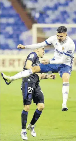  ?? ÁNGEL DE CASTRO ?? Narváez pugna por un balón con Romera en el duelo ante la Ponferradi­na.