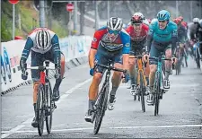  ?? Uci ?? El ciclista italiano Davide Ballerini (centro) celebra su triunfo a la llegada de la meta de la segunda etapa.