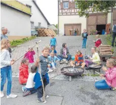  ?? FOTO: ANDREA UTZ ?? Für die Kinder gab es Stockbrot.