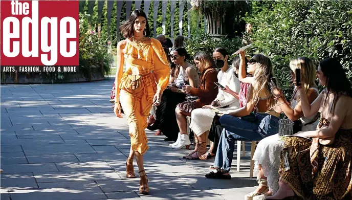  ?? GETTy ImAgES pHOTOS ?? GREEN SCENE: Guests record the runway at the Ulla Johnson show at Brooklyn Botanic Garden Wednesday during New York Fashion Week.