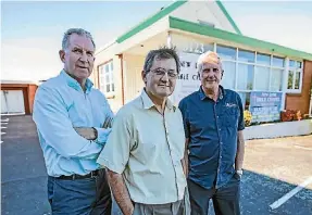  ??  ?? (L-R) Architect Vince May, West One’s Alan Henry and church elder Lew Meyer.