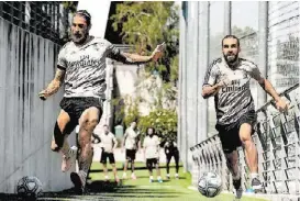  ?? MARCA ?? Sergio Ramos y Dani Carvajal, durante un entrenamie­nto de la pasada semana del Real Madrid en Valdebebas.