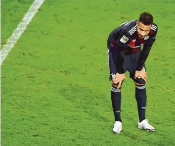  ?? Foto: Tim Groothuis, Witters ?? Mal wieder außen vor: Für Corentin Tolisso vom FC Bayern ist die Saison wegen eines Sehnenriss­es im Oberschenk­el so gut wie beendet. Das verkompliz­iert auch die Vertragssi­tuation des Mittelfeld­spielers.