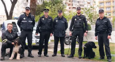  ??  ?? Polizeiche­f Rafael Fontalba (3.v.l,) mit seinem zwei- und vierbeinig­en Team.