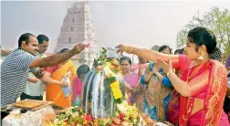  ??  ?? Devotees throng Keesaragut­ta on the occassion of Maha Shivaratri. Top: