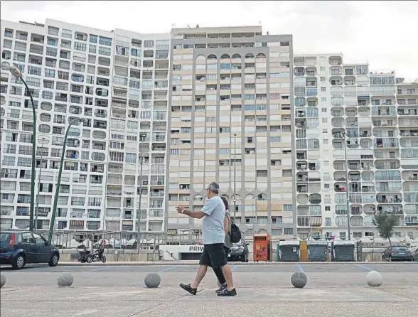  ?? PERE DURAN / NORD MEDIA ?? Un bloque de apartament­os en Empuriabra­va, en Castelló d’Empúries, donde la Generalita­t ha abierto 50 expediente­s sancionado­res