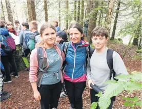  ?? ?? Otroci iz osnovne šole Begunje se že vrsto let udeležujej­o Belarjevih dnevov. Vesna Langus in Tijan Gaj Jagodic z učiteljico Polono Javorski Korošec.