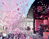  ?? ?? Rosa
La folla, il podio, l’esplosione di coriandoli rigorosame­nte rosa alla fine di una delle tappe