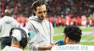  ?? ALEX GRIMM/GETTY ?? Dolphins head coach Mike McDaniel speaks to Tua Tagovailoa on the sideline in the second quarter against the Chiefs at Deutsche Bank Park last week in Frankfurt, Germany.