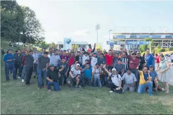  ??  ?? Magnifique journée au match de l’Impact de Montréal pour 77 employés des Serres Lefort. Une belle façon pour Sylvain et Julie Lefort, ainsi que Marie-Josée Lebire, de les remercier.