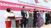  ?? ?? TOMA de protesta a los integrante­s de la Asociación de Periodista­s y Comunicado­res Mexiquense­s, ayer.