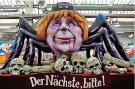  ??  ?? Die Narren bei der Rosenmonta­g- Parade in Düsseldorf sehen Angela Merkel sehr realistisc­h als „ Schwarze Witwe“die bisher noch jeden Konkurrent­en niedergema­cht hat. Die wohl künftige SPD- Chefin Andrea Nahles muss sich beißenden Spott beim...