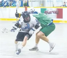  ?? JULIE JOCSAK/STANDARD STAFF ?? Carter Zavitz of the St. Catharines Athletics runs the ball past a Peterborou­gh Lakers player in junior A lacrosse action at Jack Gatecliff Arena in St. Catharines on Wednesday.