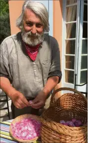  ??  ?? Une fois les fleurs ramassées, Patrick Isnard les distille à l’eau de source, dans l’alambic installé sur sa terrasse. (Photos Cl. C.)