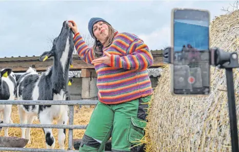  ?? FOTO: PATRICK PLEUL/DPA ?? Annemarie Paulsen, Agrarwisse­nschaftler­in und Milchbäuer­in, bei einem Dreh für ein Internetvi­deo. Lustig bis ironisch gibt sie in ihren Videos mit norddeutsc­hem Dialekt Einblicke in ihr Leben auf dem Land.