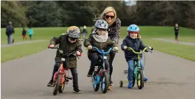  ?? PHOTO: CAROLINE QUINN ?? Spring cycle: Corinna Flood from Raheny with her children twins Ben and Louis (5) and Oliver, (3) at St Anne’s Park, Raheny, Dublin.