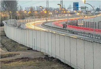  ?? AFP ?? Gran Bretaña colaboró con Francia para construir el gran muro de Calais.