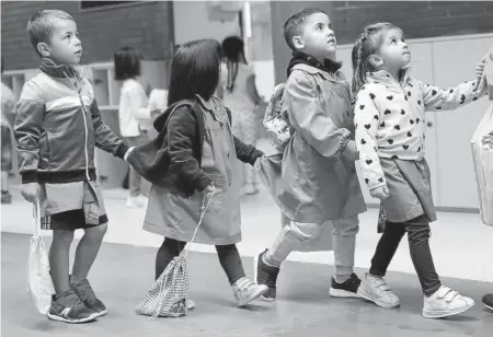  ?? Foto: Iban Aguinaga ?? Escolares de Infantil entran a clase con sus bolsas del almuerzo.