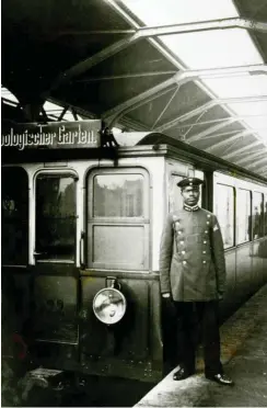  ?? Foto: BVG-Archiv ?? Martin Dibobe war 1902-1921 Zugführer der Hochbahn.