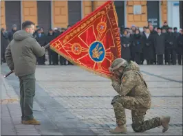  ?? FOTOS: AFP ?? SOLEMNE. El presidente reconoció a combatient­es en Kiev.