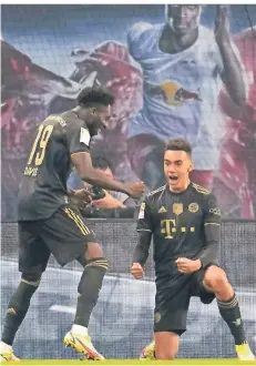  ?? FOTO: MICHAEL SOHN/AP ?? Jubelduo nach dem Treffer zum 2:0: Torschütze Jamal Musiala (r.) und Vorbereite­r Alphonso Davies.