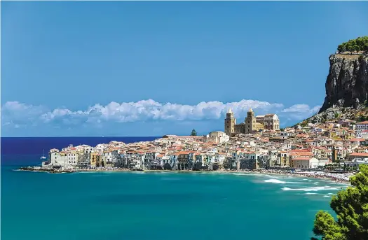  ??  ?? CI-DESSUS Vue sur le village de Cefalù et sur le rocher de la Rocca. Installé sur un promontoir­e lui faisant face, le Club Med regarde vers la mer. Une côte rocheuse et découpée permet une belle propositio­n de sports nautiques, comme le Stand Up...