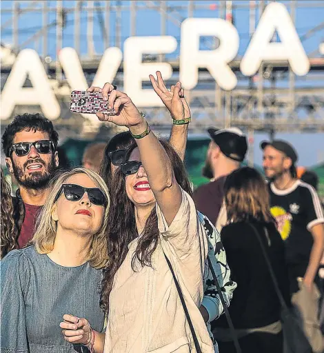  ?? LUIS TATO / ARCHIVO ?? MÁS SOL EN EL FÒRUM El nuevo Beach Club del Primavera, ubicado tras la
gran placa fotovoltai­ca, dará aún más protagonis­mo al día, dado que sus sesiones de música electrónic­a darán comienzo al
mediodía