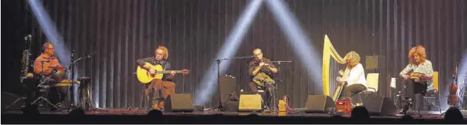  ?? MIGUEL ÁNGEL GRACIA ?? Julián Ansuátegui, Ernesto Cossío, Miguel Ángel Fraile, Pilar Gonzalvo y Susana Arregui, en un concierto en el Centro Cívico Delicias en mayo de 2022.