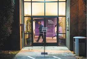  ?? Mason Trinca / Special to The Chronicle ?? Theatergoe­rs walk in the halls at Marin Theatre Company before seeing “Thomas and Sally, ” a play about Thomas Jefferson and slave Sally Hemings.