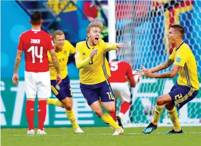  ??  ?? Forsberg (n.º 1o nos calções) estreou-se a marcar no Mundial e deixou os suecos em êxtase