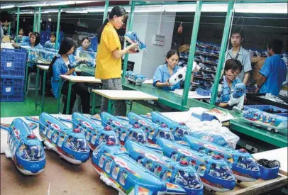  ?? ZENG GANPU / FOR CHINA DAILY ?? Employees assemble toys at a factory in Chenghai district, Shantou, Guangdong province.