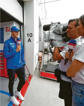  ?? Foto:Carl Bingham, Imago ?? Mick Schumacher beim Interview vor dem Renn‰Wochenende in Kanada. Auch hier wird es um seine bisherigen Probleme in dieser Saison mit den vielen Unfällen gegangen sein.