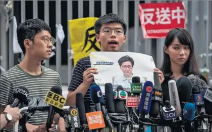  ?? / R. P. (EFE) ?? El activista Joshua Wong muestra una imagen de Lam en una rueda de prensa, ayer en Hong Kong.