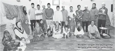  ??  ?? MUSBAH (tengah) merakam gambar bersama umat Islam di Surau Dudar.