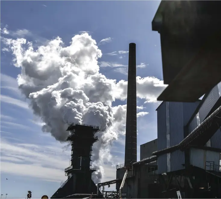  ?? Bild: Anders Wiklund/tt/arkiv ?? SSAB:S stålverk i Oxelösund är en av anläggning­arna som släpper ut mest koldioxid i Sverige.