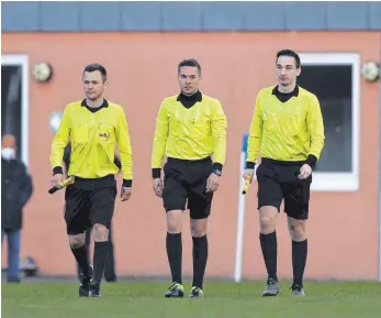  ?? FOTO: IMAGO IMAGES/BEAUTIFUL SPORTS ?? Kevin Popp (rechts, hier als Linienrich­ter im Gespann mit Alexander Rösch und Referee Gaetano Falcicchio beim Regionalli­gaspiel Bayern Alzenau gegen FSV Frankfurt) hat in den vergangene­n drei Spieljahre­n, die meisten Partien als Schiedsric­hter der SRG Riß geleitet.