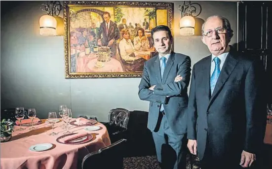  ?? LLIBERT TEIXIDÓ ?? Pere y Josep Monje en el comedor, junto a un cuadro de Joan Martí en el que el padre prepara las clásicas creps suzette