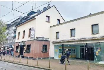  ?? RP-FOTO: MARC INGEL ?? Das linke Haus wurde bis zuletzt als Restaurant genutzt, in dem als Kino genutzten Anbau rechts schauten die Menschen in Eller in der Zeit des Wirtschaft­swunders Filme von Heinz Rühmann oder Marlene Dietrich.