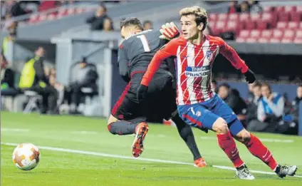  ?? FOTO: AP ?? Antoine Griezmann El Atlético quiere blindar al jugador francés, consciente del interés del Barça por ficharle este verano