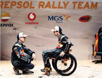  ??  ?? SUPERACIÓN. El piloto Isidre Esteve (d), y su copiloto Txema Villalobos, durante la presentaci­ón del equipo para el Dakar 2019.