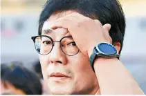 ?? Xinhua-Yonhap ?? Head coach of Korea Hwang Sun-hong reacts during the AFC U-23 Asian Cup football tournament Group B match against China in Doha, Qatar, April 19.