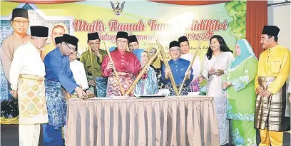  ??  ?? BUKA LEMANG: Abang Johari (tengah) bersama tetamu kehormat lain membuka lemang sebagai simbolik Majlis Ramah-Tamah Aidilfitri Bahagian Samarahan di Dewan Suarah Samarahan, malam kelmarin.