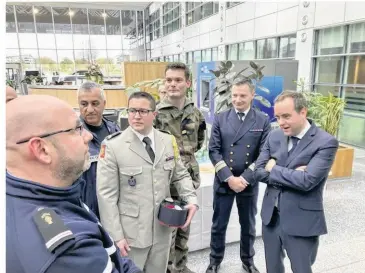  ?? Alexandre MARQUÉ ?? Ce mercredi 17 avril, au Technocent­re à Guyancourt, le ministre des Armées Sébastien Lecornu (à droite) a rencontré des réserviste­s opérationn­els, salariés de Renault.
