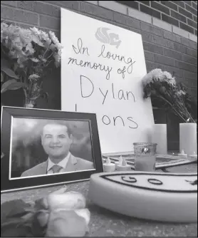  ?? ASSOCIATED PRESS ?? The pop-up memorial for slain Spectrum News 13 journalist Dylan Lyons is shown on Thursday, at the University of Central Florida Nicholson School of Communicat­ions in Orlando, Fla.