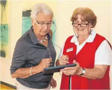  ?? FOTO: FELIZITAS EGLOF ?? Angelika Wenger vom Besucherdi­enst im Museum Biberach erklärt einer Besucherin den Audioguide des Museums.