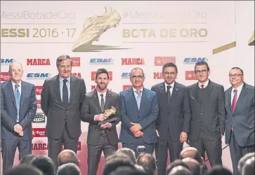  ??  ?? Cuilemborg (EMS), Villavecch­ia (Damm), Messi, Gallardo (Marca), Bartomeu (FCB), Speroni (UE) y Agenjo (Damm)