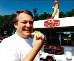  ?? FOTO: VIGGO LANDAU ?? I december 1996 vandt Allan Bjerrum Pedersen over McDonald’s i Højesteret. Han måtte godt kalde sin pølsevogn McAllan.